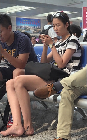 玩手机的美足妹子
