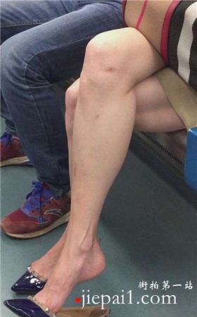 极品修长玉足美女，把小尖嘴高跟塞得满满当当的。