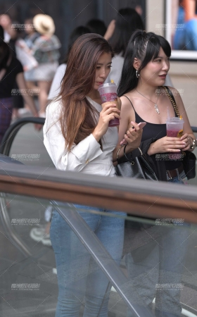小姐姐，妳这紧牛也太圆润了吧 [14P]