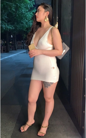 夜拍白裙美女