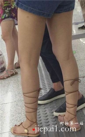 等地铁的牛仔热裤吊带衫小美女，凉鞋超有个性