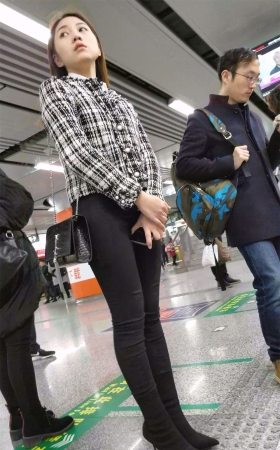 等地铁的黑色紧身裤超级小清新美女