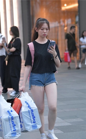好喜欢这类热裤大白腿3A270[829M]