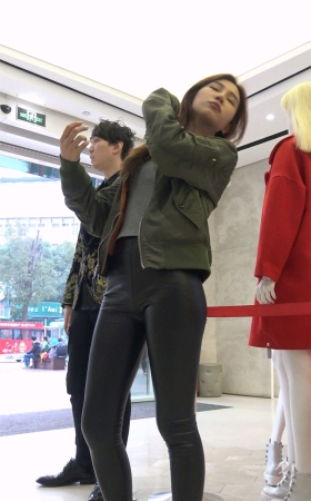 紧身皮裤美丽小姐姐买衣服