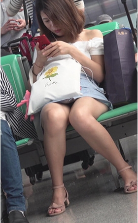 牛仔裙美足小姐姐