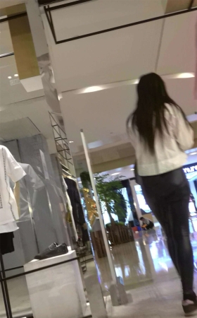 白衬衫紧身皮裤美眉三角区很鼓