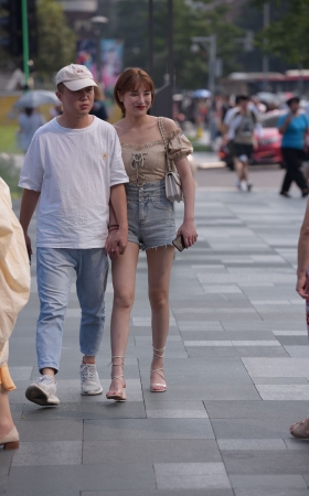 热裤美女