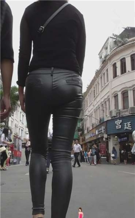 街拍性感丰臀SF跟闺蜜边走边聊。 [485 MB]