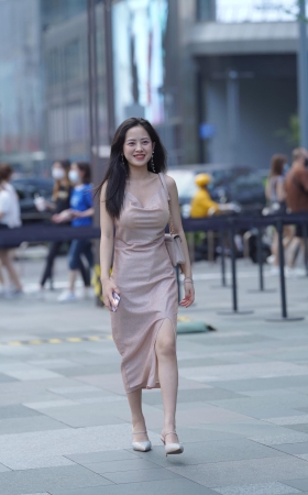 长裙美眉