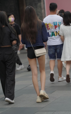 热裤大长腿美女 真迷人
