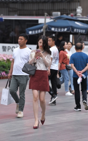 红色短裙高跟大长腿美女