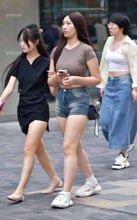 ★微微丰腴牛仔热裤美女 [14P]