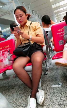 候车室拍摄黄衬衫街拍黑丝性感美腿