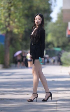 一始街拍作品 黑色紧身裙美女
