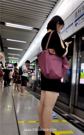 街拍清纯靓妹 [723 MB/mp4]