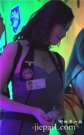 眼神会勾引人的性感美臀美女姐姐。