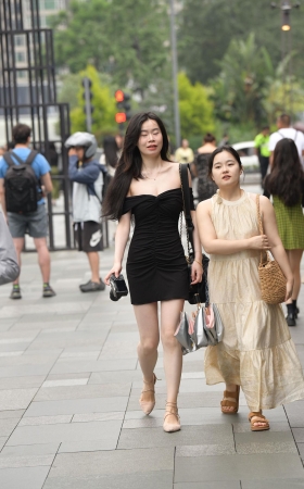白皙低胸抹胸裙小姐姐