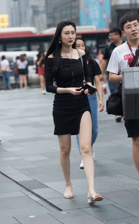 黑色连体裙气质美女
