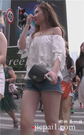 街拍牛仔短裤圆臀美腿妹子跟姐妹逛街 [371 MB]