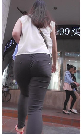 黑色牛仔裤妹子
