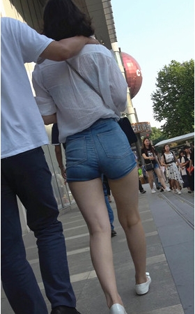 紧身蓝牛热裤妹子