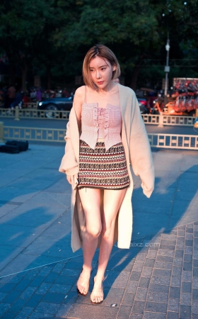 御风街拍★极品美腿美女欣欣裸脚街拍 【套图+视频】<font color=red> [10P]</font>