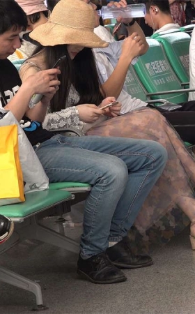 候车室内的美足总是令人应接不暇