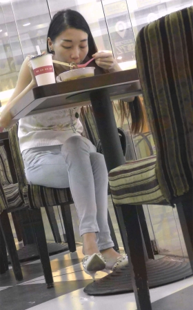 餐厅里的长发紧牛少女
