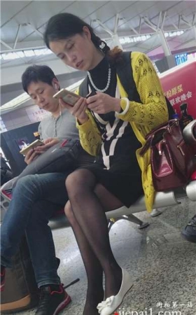 4k-候车室拍摄美腿黑丝袜性感美女