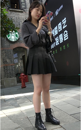 玩手机的黑裙妹子