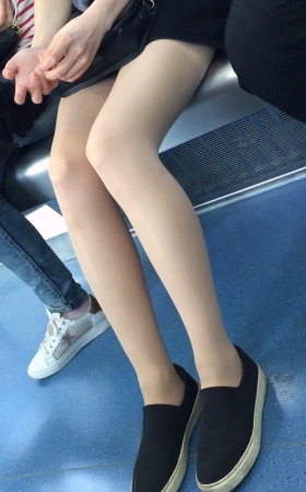 街拍肉丝大长腿MM