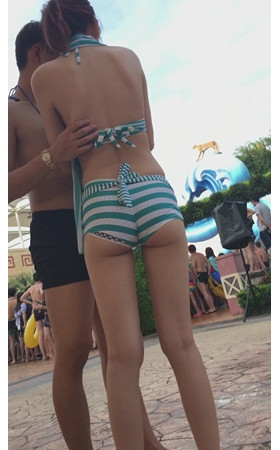 身材不错的比基尼妹子