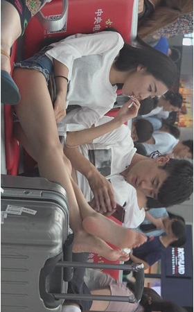 车站休息的长腿美女