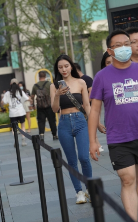 自信活泼的紧牛美眉