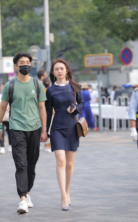 怡情的漂亮美腿女友