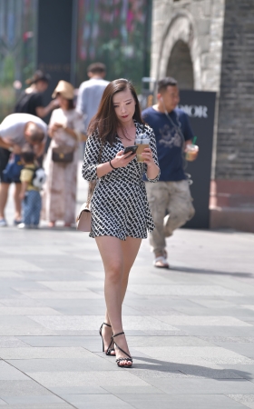 肉感美腿高跟美女
