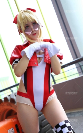 戴墨镜的红色的赛车服coser [32P]