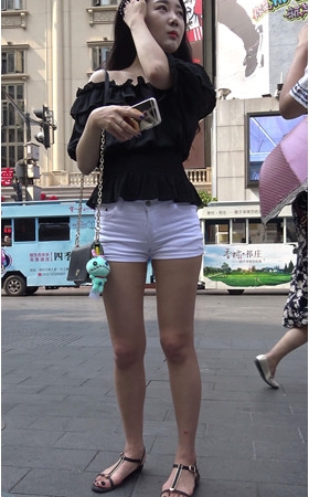 白色短裤美女