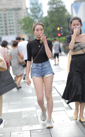 热裤女孩