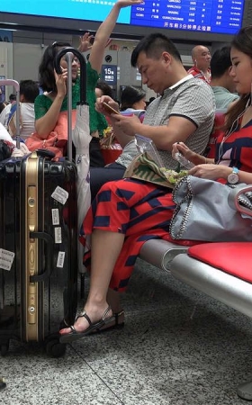 长发大眼MM的一双性感艳足，就一个角度也足让人神魂颠倒
