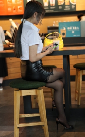 皮裙黑丝