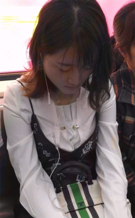 地铁上的黑丝袜美女睡着了