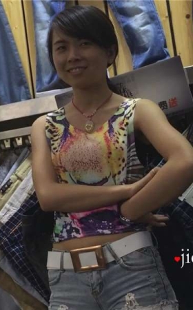 前庭饱满的牛仔热裤服装店销售小美女 [1.27 GB]