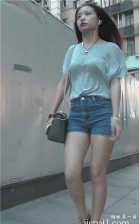街拍清新美臀热裤性感长发小姐姐 [693 MB]