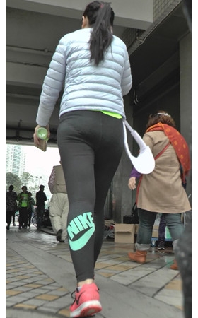 黑裤丰腴妹子