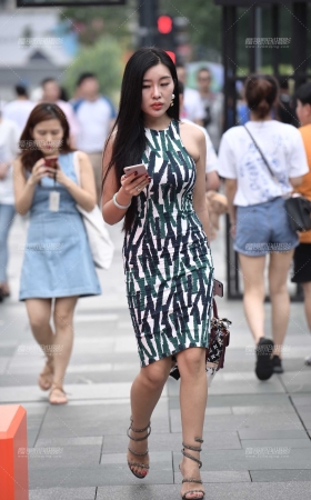 看手机的小姐姐 [13P]