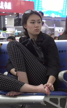能想像制服诱惑出场的高冷妹子最后抠足底的样子吗？