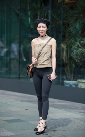 时尚性感黑色紧身裤美女