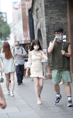 白白净净 漂亮美腿