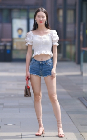艳遇热裤大长腿小姐姐